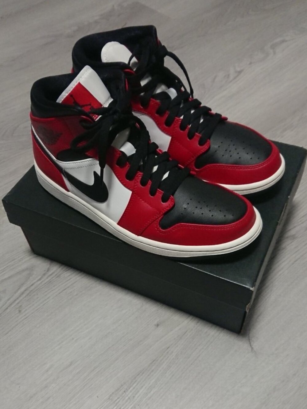 Air Jordan 1 Mid Chicago Black Toe Size 9 US